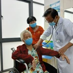 Depuis le 1ᵉʳ janvier 2026, les ménages quasi pauvres et les personnes âgées de 75 ans et plus percevant une pension sociale de retraite bénéficieront d’une prise en charge à 100% des frais de consultation et de soins médicaux couverts par l’assurance maladie. Photo: VNA