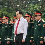 Les dirigeants de Hô Chi Minh-Ville rendent hommage aux héros morts pour la Patrie, Photo: VNA