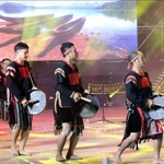 Des troupes de gong de différentes localités de la province de Lam Dong se produisent lors de la Nuit des gongs d’Asie du Sud-Est 2025. Photo: VNA