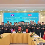 Signature du procès-verbal entre les Commandements des Gardes-frontières de Hue, Da Nang et Quang Ngai et le Commandement militaire de la province lao de Sékong. Photo: VNA