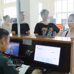 Des gardes-frontières à Tan Thanh (province de Lang Son) saisissent les données des passagers à l'entrée et à la sortie. Photo : VNA