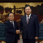Le vice-Premier ministre permanent Pham Gia Tuc (droite) et le vice-Premier ministre et ministre de la Justice du Laos, Khampane Phommathat. Photo: baochinhphu.vn