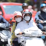 Il est conseillé aux gens de se munir d'écharpes, de chapeaux et de vêtements de protection solaire lorsqu'ils sortent… Photo : VNA