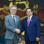 Le Premier ministre Pham Minh Chinh (droite) et le ministre lao des Affaires étrangères Thongsavanh Phomvihane. Photo: VNA