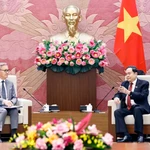 Le président de l'Assemblée nationale du Vietnam Trân Thanh Mân (droite) reçoit le ministre lao des Affaires étrangères Thongsavanh Phomvihane. Photo: VNA