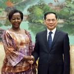 Le vice-Premier ministre Bui Thanh Son et Mme Louise Mushikiwabo, secrétaire générale de l’Organisation internationale de la Francophonie (OIF), en visite de travail au Vietnam. Photo: VNA