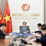 Le ministre des Affaires étrangères, Le Hoai Trung, s’entretient par téléphone le 6 mars avec Kaja Kallas, haute représentante de l’Union européenne pour les affaires étrangères et la politique de sécurité. Photo: VNA