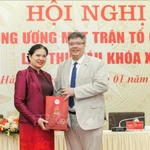 Le docteur Tran Hai Linh (droite), membre du Comité central du Front de la Patrie du Vietnam, président de l’Association des hommes d’affaires et des investissements Vietnam–République de Corée (Vietnam – Korea Businessmen & Investment Association – VKBIA) et président fondateur de l’Association des experts et intellectuels Vietnam–République de Corée. Photo: VNA