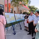 Visiteurs à l'exposition intitulée « Hoang Sa, Truong Sa – Mers et îles sacrées ». Photo : VNA