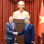 Le haut dirigeant To Lam (droite) et l’ambassadeur du Danemark au Vietnam, Nicolai Prytz. Photo: VNA
