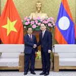 Le ministre vietnamien de la Justice Hoang Thanh Tung (droite) et le vice-Premier ministre et ministre lao de la Justice, Khampane Phommathat. Photo: VNA