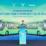 Nguyen Cong Nhat, directeur général de VinBus, lors de l'inauguration de neuf lignes de bus électriques. Photo: VNA