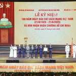 Le secrétaire général To Lam remet l’Ordre Hô Chi Minh à la presse révolutionnaire vietnamienne pour ses contributions exceptionnelles. Photo: VNA