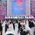 L’un des moments phares de l’événement est le mariage collectif de 80 couples, symbole des 80 ans d’indépendance, de liberté et de bonheur. Photo: VNA