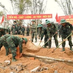 Des officiers et des soldats de la Région militaire 5 construisent en urgence de nouvelles maisons pour les habitants sinistrés de Dak Lak. Photo : VNA