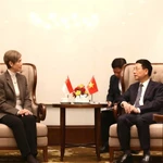 Le ministre vietnamien des Sciences et Technologies, Nguyen Manh Hung, et la ministre singapourienne du Développement numérique et de l’Information, Josephine Teo. Photo: VNA