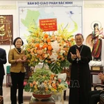 À l'occasion de Noël 2025, le 19 décembre, la vice-Première ministre Pham Thi Thanh Trà s'est rendue à l'Évêché de la province de Bac Ninh (Nord) afin d'adresser ses vœux à l'évêque Dô Quang Khang, aux prêtres, aux religieux et à l'ensemble des fidèles catholiques de la localité. Photo: VNA