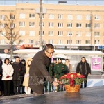 L'ambassade du Vietnam en Russie a organisé une cérémonie de dépôt de gerbes sur la place Hô Chi Minh à Moscou le 3 février. Photo: VNA