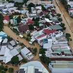 Du 16 au 17 novembre, de fortes pluies ont provoqué le débordement de plusieurs rivières de la région, déclenchant des glissements de terrain et des inondations à divers endroits. Photo: VNA