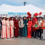 Le stand vietnamien attire un large public grâce à ses activités culturelles, ses spectacles artistiques traditionnels et ses spécialités culinaires, laissant une image positive du Vietnam auprès des visiteurs locaux et étrangers. Photo: VNA