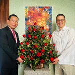 l’ambassadeur du Vietnam à Caracas, Vu Trung My (gauche) et l’ambassadeur de Cuba au Venezuela, Jorge Luis Mayo Fernández. Photo: VNA