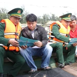 Diffusion auprès des pêcheurs de la réglementation relative à la prévention de la pêche INN. Photo : VNA