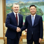 Le vice-Premier ministre Le Thanh Long (droite) et le ministre australien de l’Éducation, Jason Clare. Photo: VNA