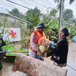 Le Comité central de la Croix-Rouge vietnamienne lance une opération de secours d’urgence pour venir en aide aux populations touchées par les inondations qui ont dévasté six provinces du Centre. Photo: VNA