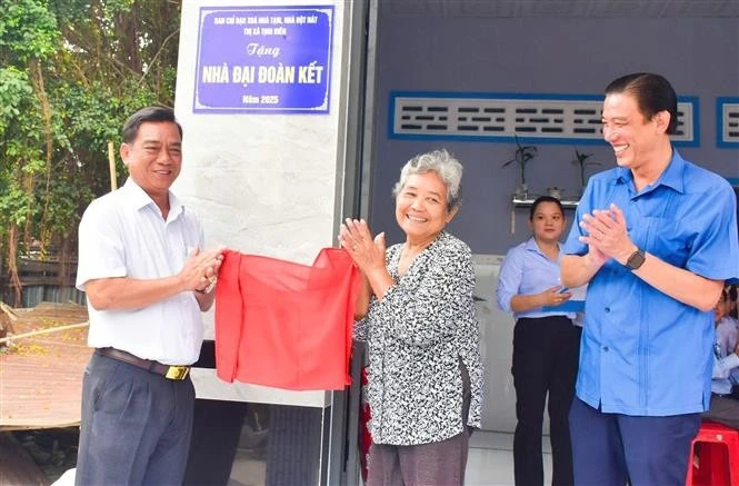 Remise d'une maison du cœur à un ménage en difficulté à An Giang. Photo : VNA