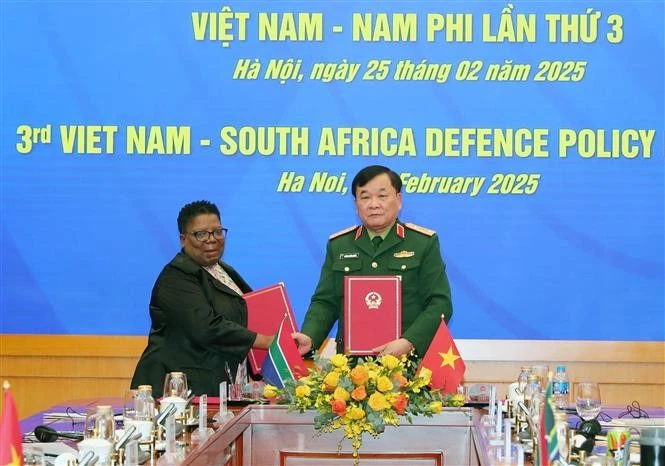 Le général de corps d'armée Hoàng Xuân Chiên, vice-ministre de la Défense du Vietnam (droite) et la secrétaire générale par intérim à la Défense de l'Afrique du Sud, Thobekile Gamede. Photo : VNA