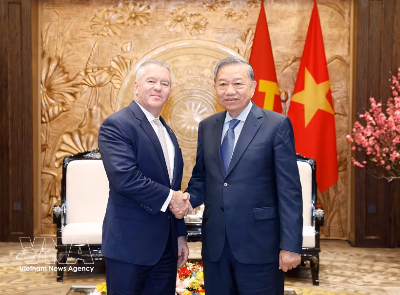 Le secrétaire général du Parti communiste du Vietnam (PCV), To Lam (à droite) reçoit le secrétaire d’État adjoint des États-Unis, Michael DeSombre. Photo : VNA