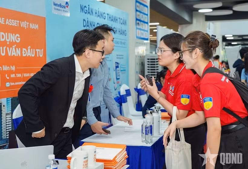 Des étudiants explorent les offres d'emploi et de stage sur les stands de recrutement. Photo : qdnd.vn