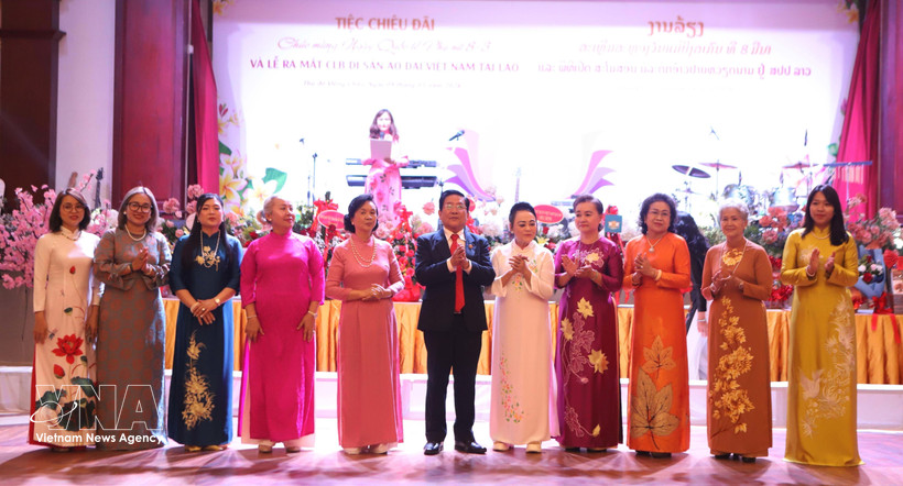 Comité exécutif du Club du patrimoine vietnamien de l'Ao Dai au Laos. Photo : VNA