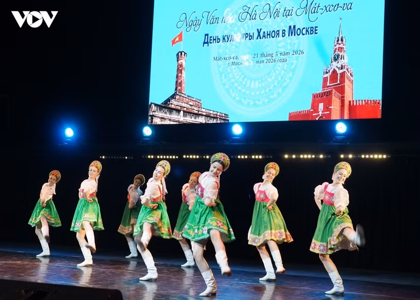 Performance de Kalinka lors du programme artistique « Hanoi - Les sons de mille ans ». Photo : VOV