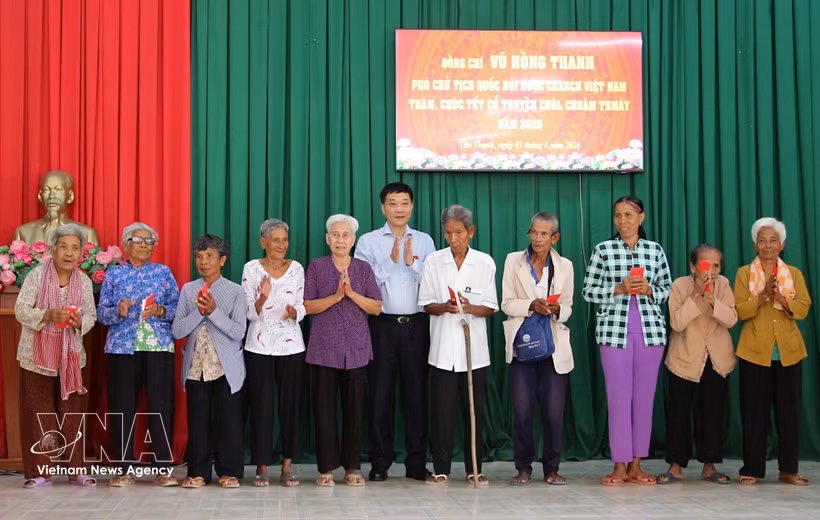 Le 3 avril, une délégation de l’Assemblée nationale (AN) conduite par son vice-président, Vu Hong Thanh, s'est rendue dans la ville de Can Tho pour présenter ses vœux à la communauté khmère, à l'occasion du Nouvel An Chol Chnam Thmay. Photo : VNA