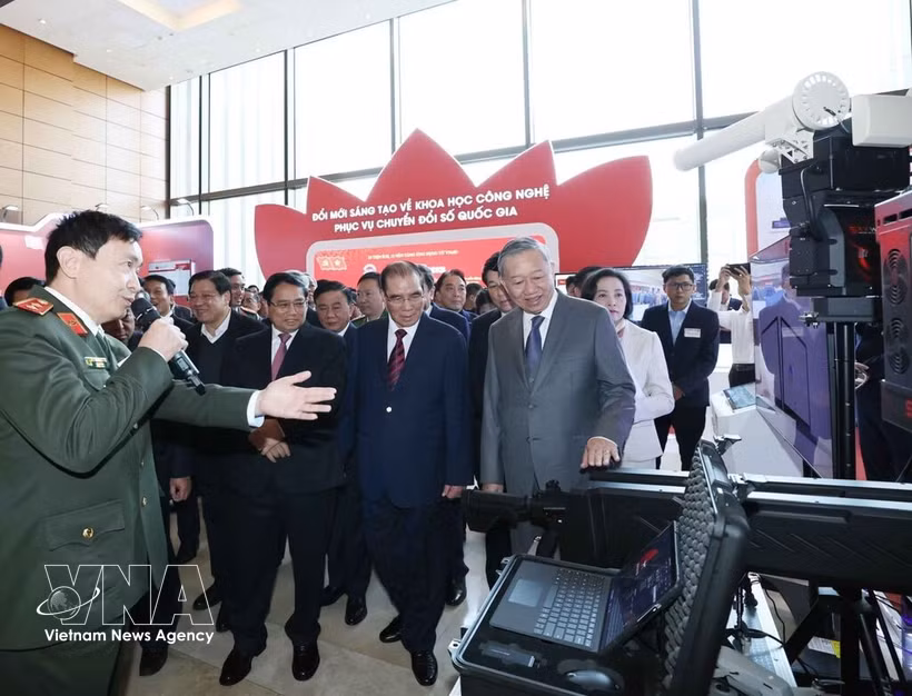 Le secrétaire général To Lam et des délégués visitent les stands d'exposition lors de la Conférence nationale sur les percées scientifiques, technologiques, d'innovation et de transformation numérique. Photo : VNA