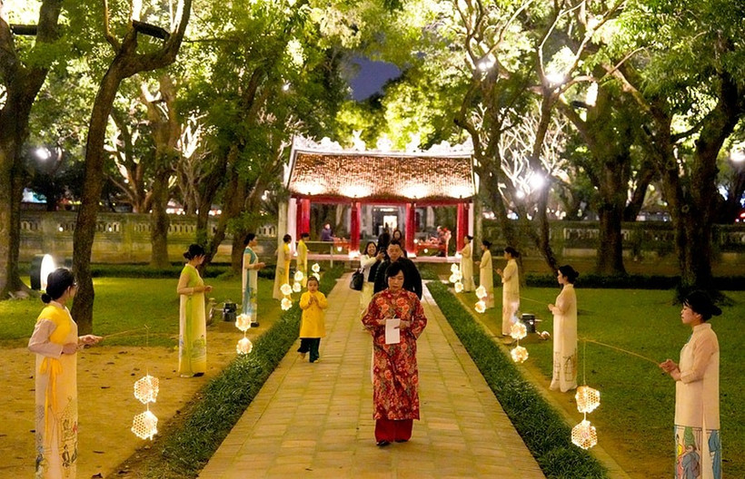 Le 1er janvier 2026, le Centre des activités culturelles et scientifiques du Temple de la Littérature – Van Mieu – Quoc Tu Giam a lancé le circuit nocturne expérimental « Âm sac Viet ». Photo :https://hanoimoi.vn/ 