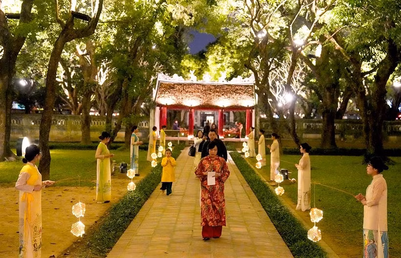 Le 1er janvier 2026, le Centre des activités culturelles et scientifiques du Temple de la Littérature – Van Mieu – Quoc Tu Giam a lancé le circuit nocturne expérimental « Âm sac Viet ». Photo :https://hanoimoi.vn/ 