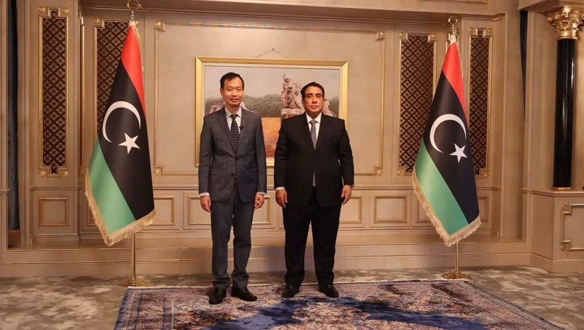 L'ambassadeur du Vietnam en Égypte et simultanément en Libye, Nguyen Nam Duong, présente ses lettres de créance du président Luong Cuong au président du Conseil présidentiel libyen, Muhammad Al-Menfi. Photo : VNA 