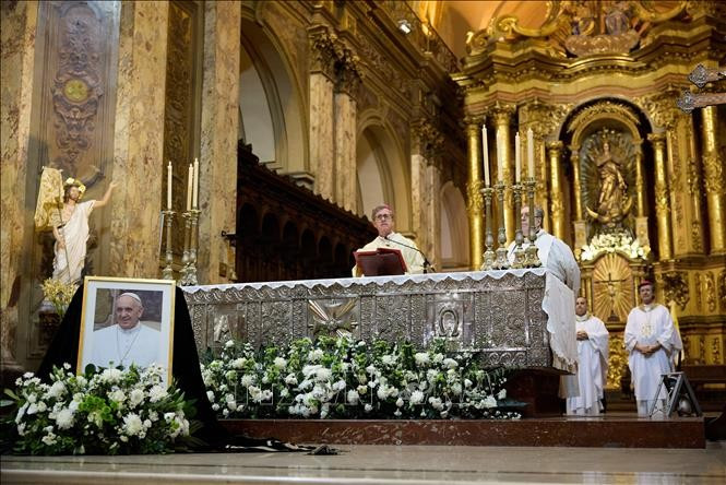 Cérémonie commémorative du pape François à la cathédrale métropolitaine de Buenos Aires, en Argentine, le 21 avril 2025. Photo : Xinhua/VNA
