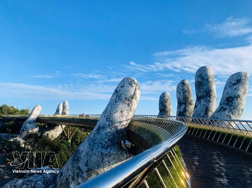 Situé au complexe Sun World Ba Na Hills de Da Nang, le pont d'Or est devenu une attraction symbolique du Vietnam. Photo: VNA