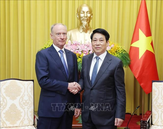 Le président vietnamien Luong Cuong (à droite) et Nikolaï Patrouchev, assistant du président russe et président du Conseil maritime de la Russie, Photo : VNA