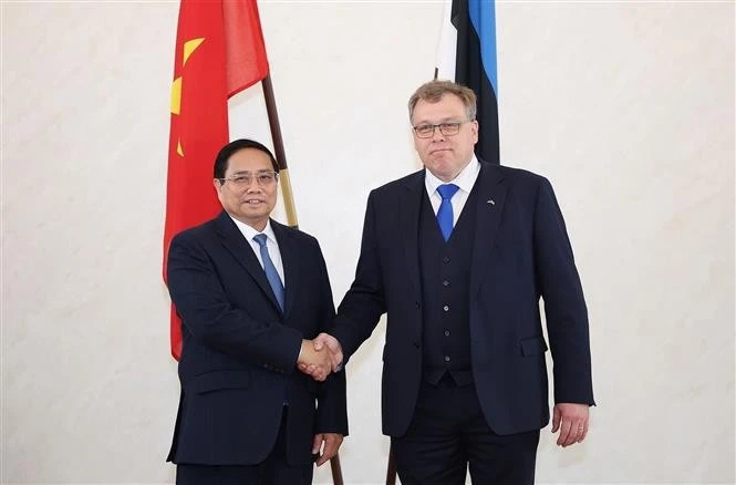Le Premier ministre vietnamien, Pham Minh Chinh, rencontre le président du Riigikogu (Parlement estonien), Lauri Hussar (à droite), Photo : VNA