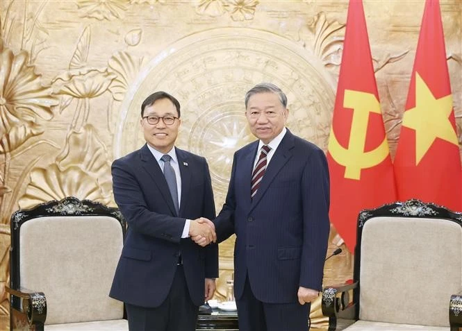 Le secrétaire général du Parti communiste du Vietnam, Tô Lâm (à droite), et l’ambassadeur de République de Corée au Vietnam, Choi Young Sam. Photo : VNA