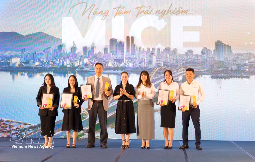 La ville de Da Nang a récompensé des entreprises touristiques performantes en leur décernant le prix « MICE – The Rising Wave » afin de saluer leur contribution à l’attraction des touristes d’affaires et de congrès à Da Nang. Photo : VNA