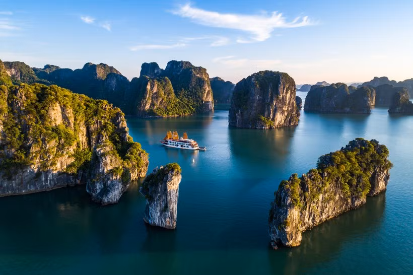 La campagne de stimulation touristique baptisée « Éclat de la Baie des merveilles», proposée par la société Mat Troi (Sun Group) prévoit une série d’activités et d’événements variés pour promouvoir la baie d’Ha Long comme une destination sûre, attractive et unique tout au long de l’année. Photo : Vietnamplus