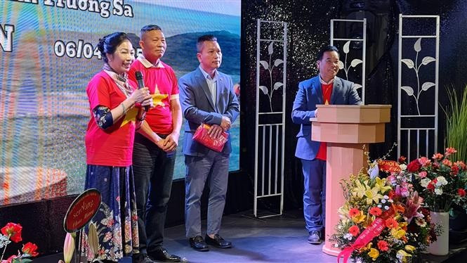 La présidente du club Truong Sa d'Allemagne, Bui Thu Minh, prend la parole. Photo : VNA