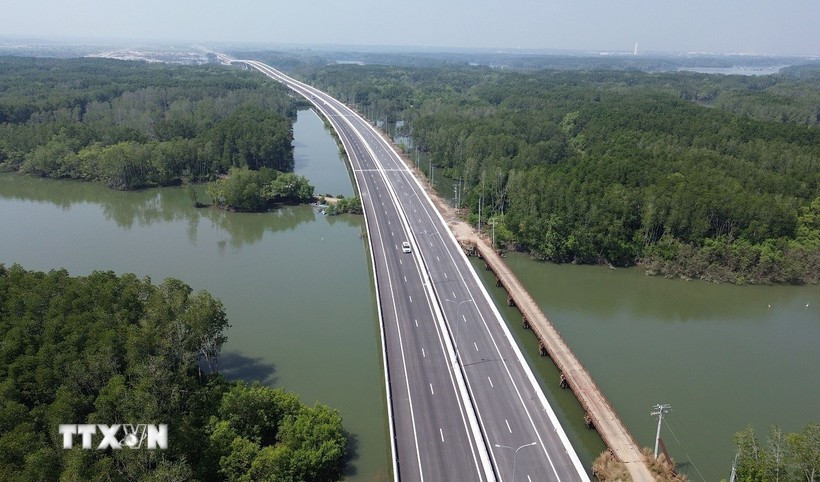 La section de l'autoroute Ben Luc-Long Thanh traversant la mangrove du district de Nhon Trach (province de Dong Nai). (Photo : VNA)