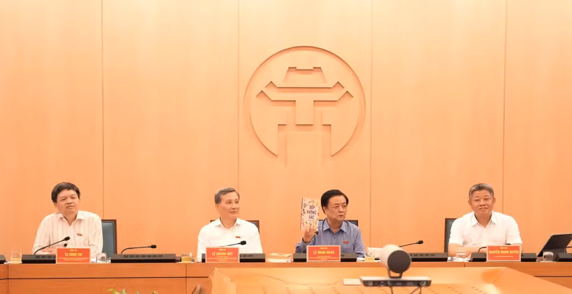 Le 28 juillet, au siège du Comité populaire municipal, une délégation de l’Assemblée nationale, conduite par le vice-président Lê Minh Hoan, a travaillé avec les autorités de Hanoï dans le cadre de la supervision de la mise en œuvre des politiques environnementales depuis l’entrée en vigueur de la Loi sur la protection de l’environnement de 2020. Photo : https://hanoimoi.vn/