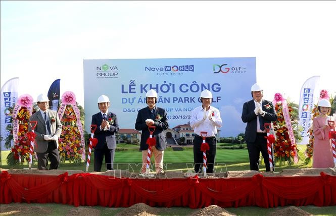 Le 20 décembre, dans la province de Lâm Dông, la Sarl D&G Golf Group Vietnam et la société par actions NovaGroup ont officiellement lancé les travaux de construction d'un complexe de "park golf" au sein du complexe touristique et de loisirs NovaWorld Phan Thiet. Photo : VNA